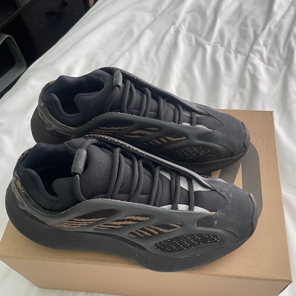 YEEZY 700 - CLAY BROWN